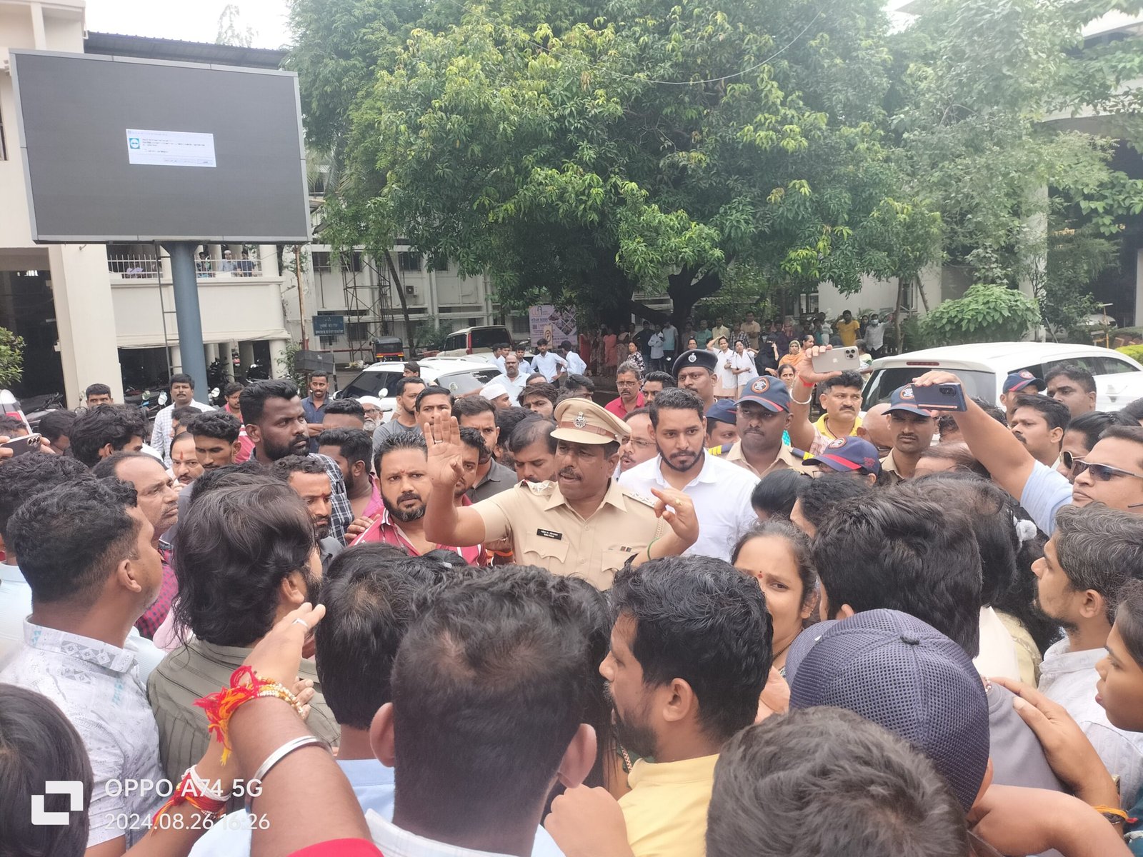 A student studying nursing in Ratnagiri was assaulted; Crowd of angry citizens on the district hospital