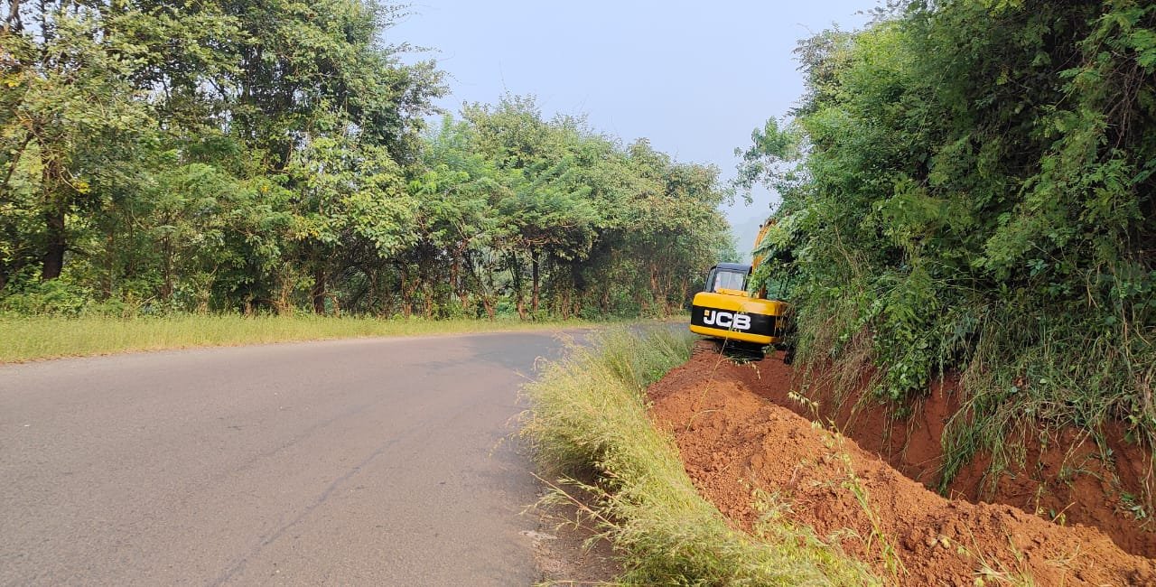 Many obstacles along the Sangameshwar-Devarukh route; Reckless road digging